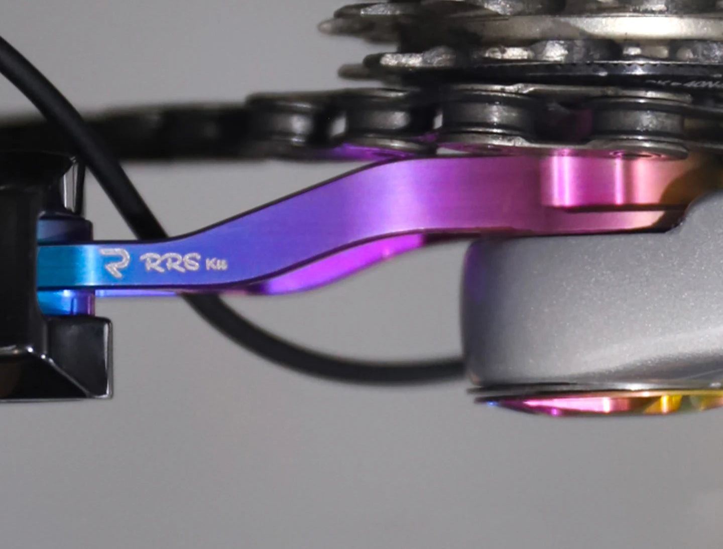 Candy titanium UDH hanger fitted next to the cassette